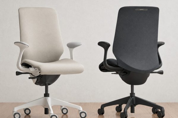 sillas_ergonómicas_en_estudio_minimalista
